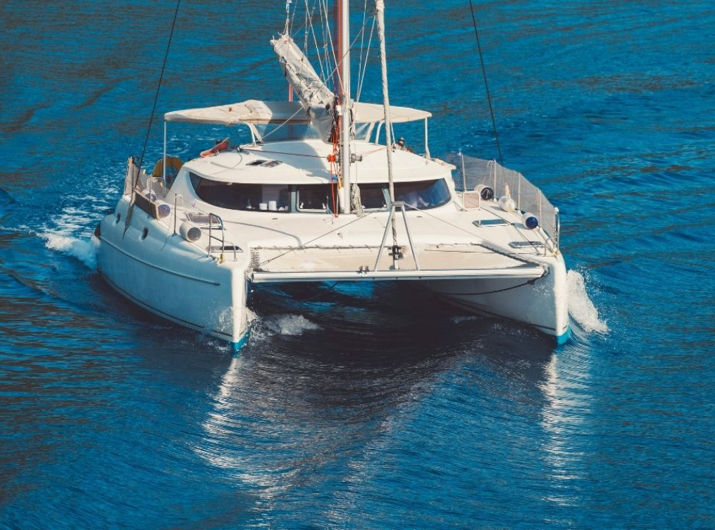 İki Gövde Üzerinde Sonsuz Özgürlük: Katamaran Kiralama Keyfiyle Maviye Yelken Açın